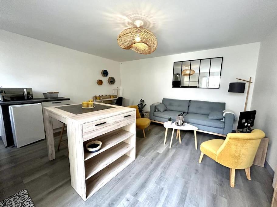 Cote Cour - Appartement En Plein Centre-Ville & Proche Des Thermes Rochefort  Buitenkant foto